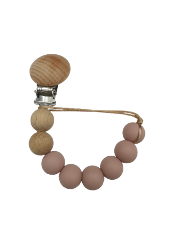 BABY 01429 Eko medinis lėlytės pakabukas EARTH BLUSH